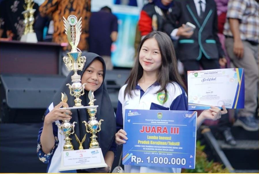 Juara III  kategori Inovasi Produk Kerajinan / Tekstil Tingkat SMK Se-Sumatera Selatan Tahun 2023